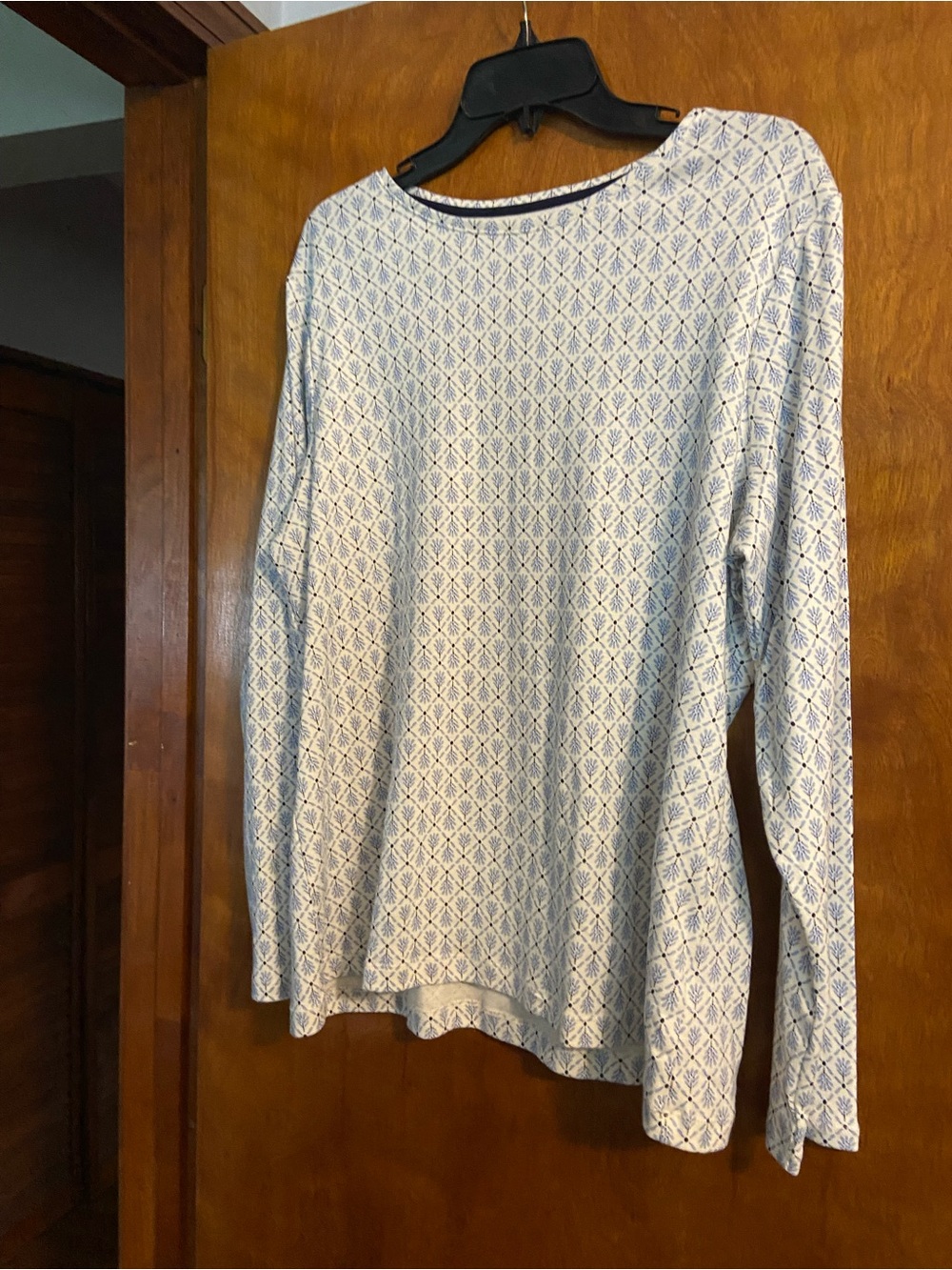 croft & barrow White Long-Sleeve Crewneck Top with Blue Geometric Print